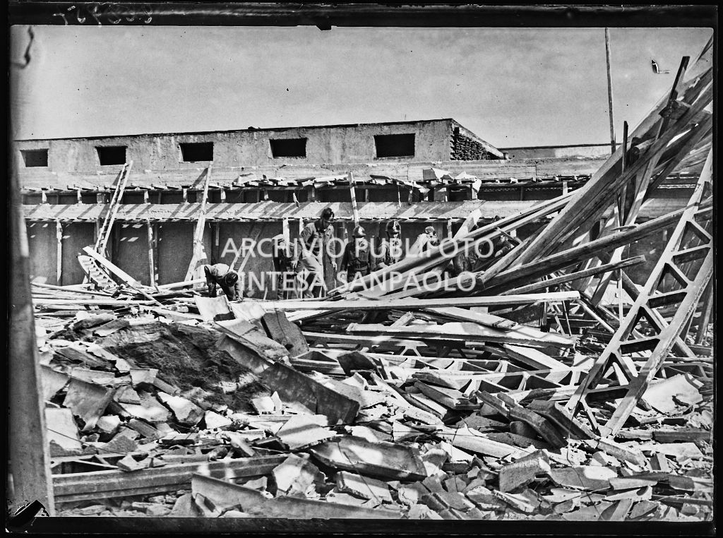 Rilievi delle forze dell'ordine e dei pompieri sul sito del capannone crollato nel quartiere Dergano a Milano<br>222957