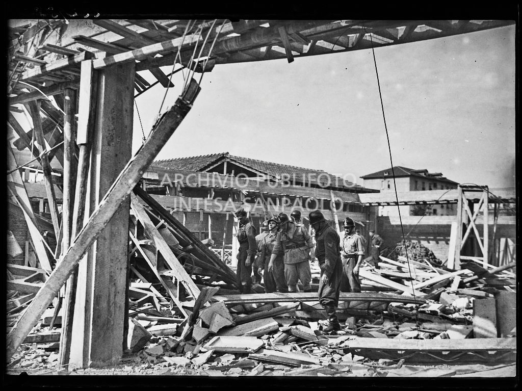 Rilievi delle forze dell'ordine e dei pompieri sul sito del capannone crollato nel quartiere Dergano a Milano<br>222958