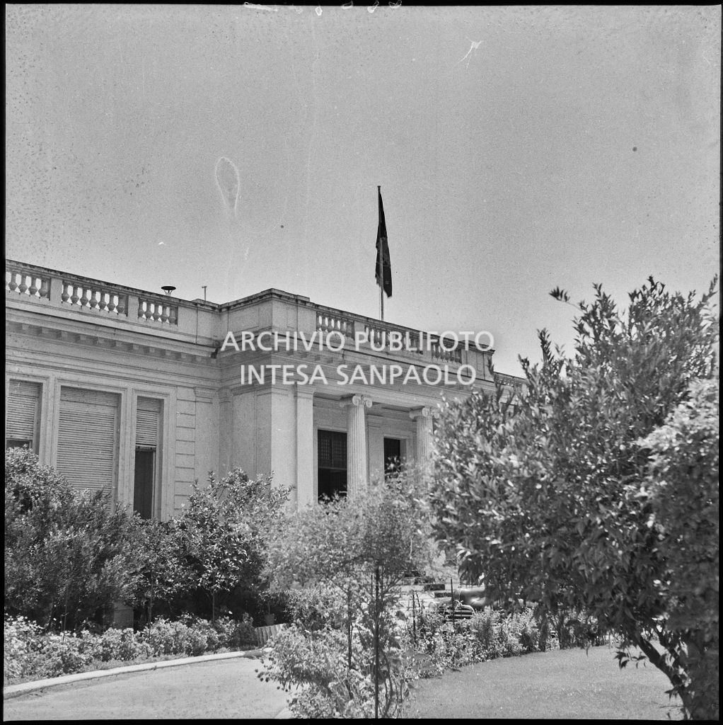 Un palazzo con una bandiera sul tetto in Grecia<br>222962