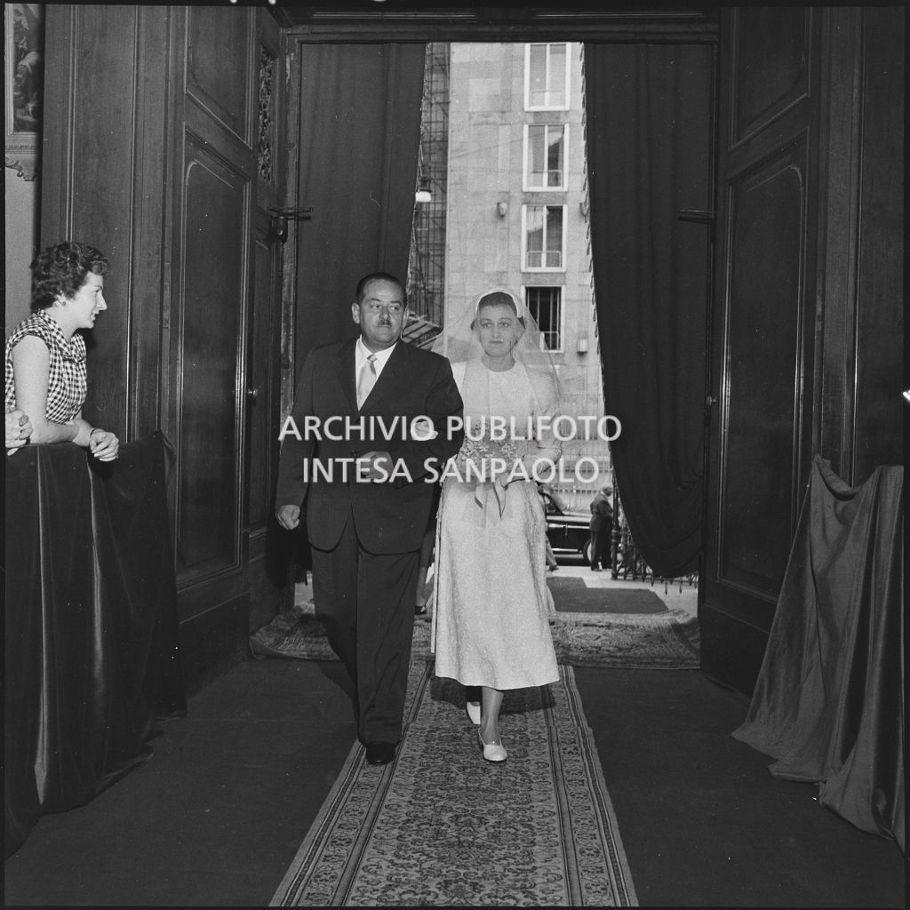 La sposa percorre la navata centrale della chiesa di San Bartolomeo, in via Moscova, a Milano<br>222995