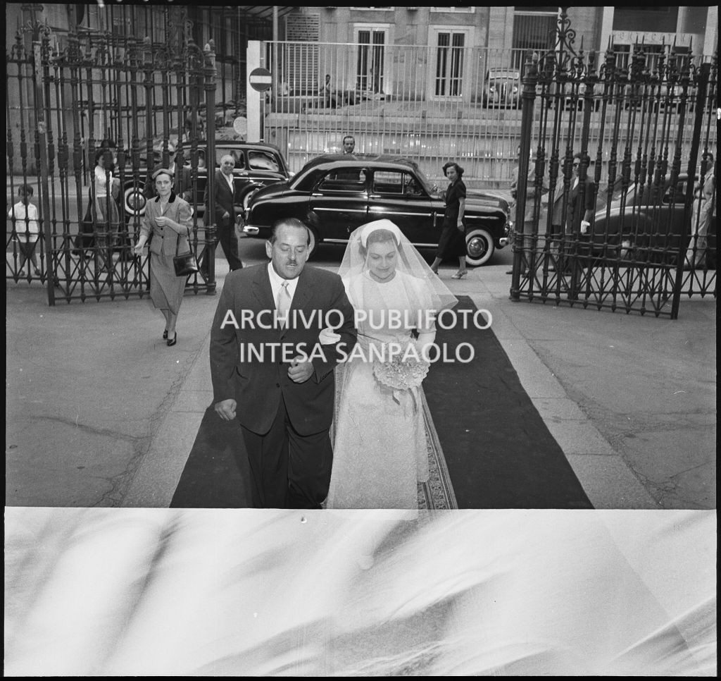 Arrivo della sposa sul sagrato della chiesa di San Bartolomeo, in via Moscova, a Milano<br>222996