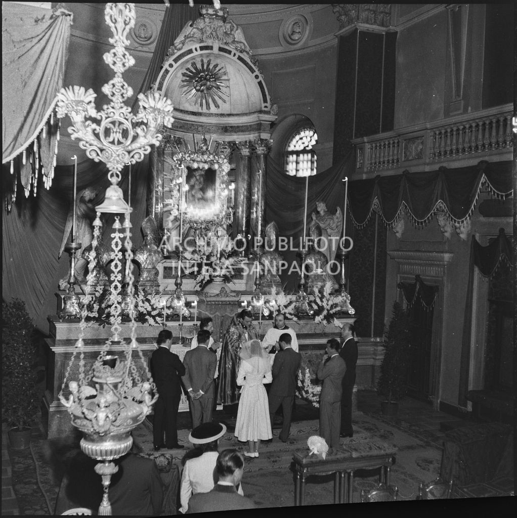 Un momento della celebrazione del matrimonio nella chiesa di San Bartolomeo, in via Moscova, a Milano<br>222997