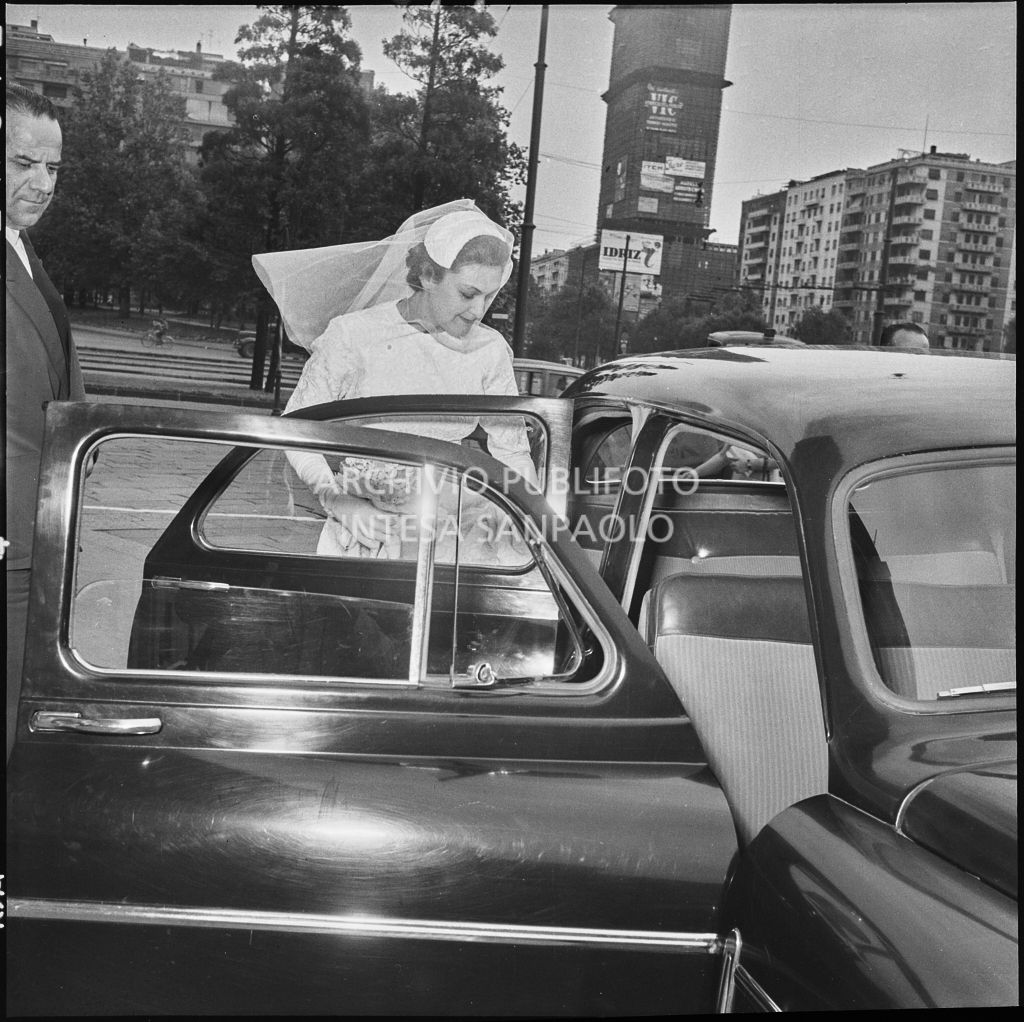 La sposa sale sull'automobile per raggiungere la chiesa di San Bartolomeo, in via Moscova, a Milano<br>222998