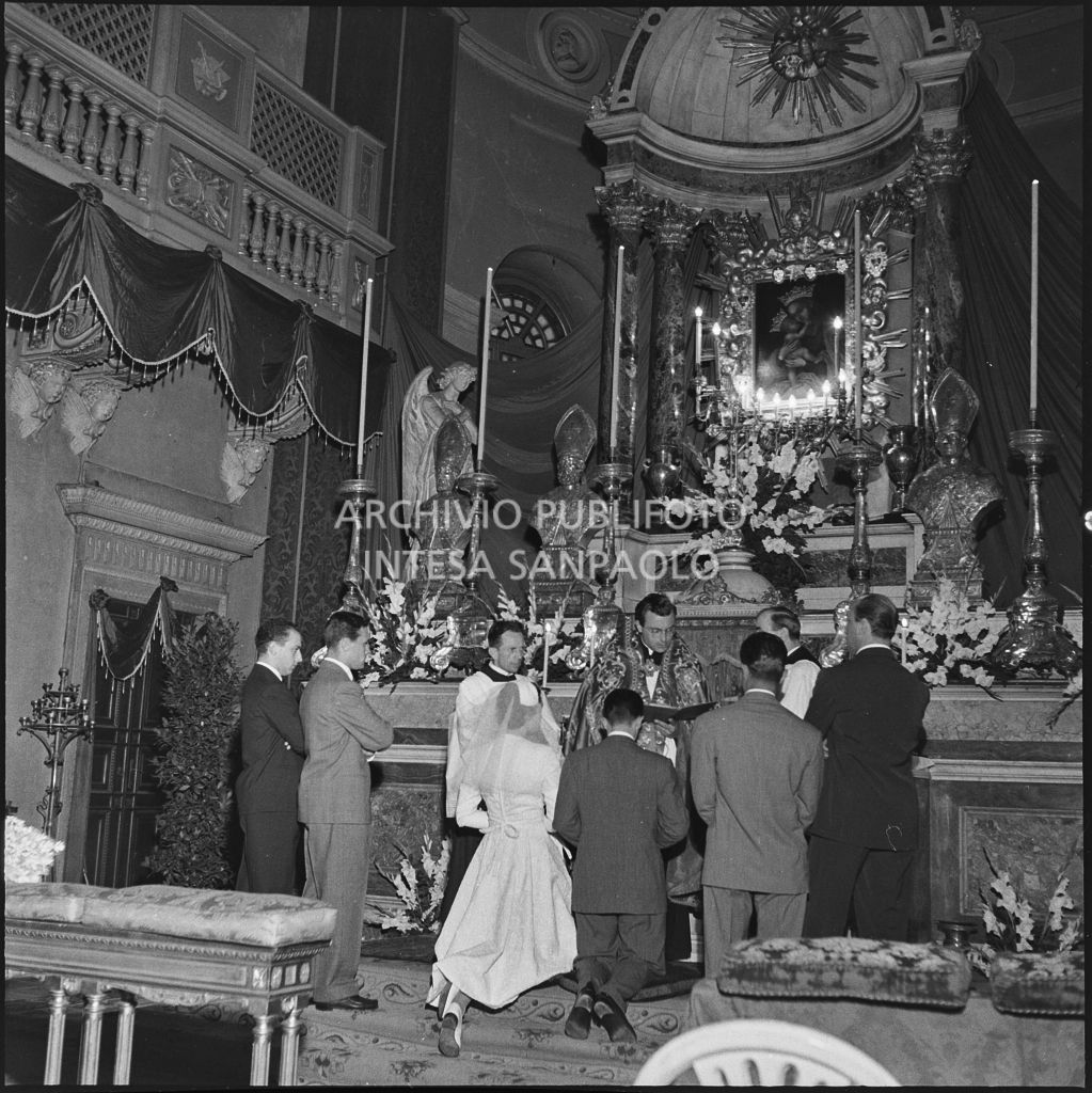 Un momento della celebrazione del matrimonio nella chiesa di San Bartolomeo, in via Moscova, a Milano<br>223000