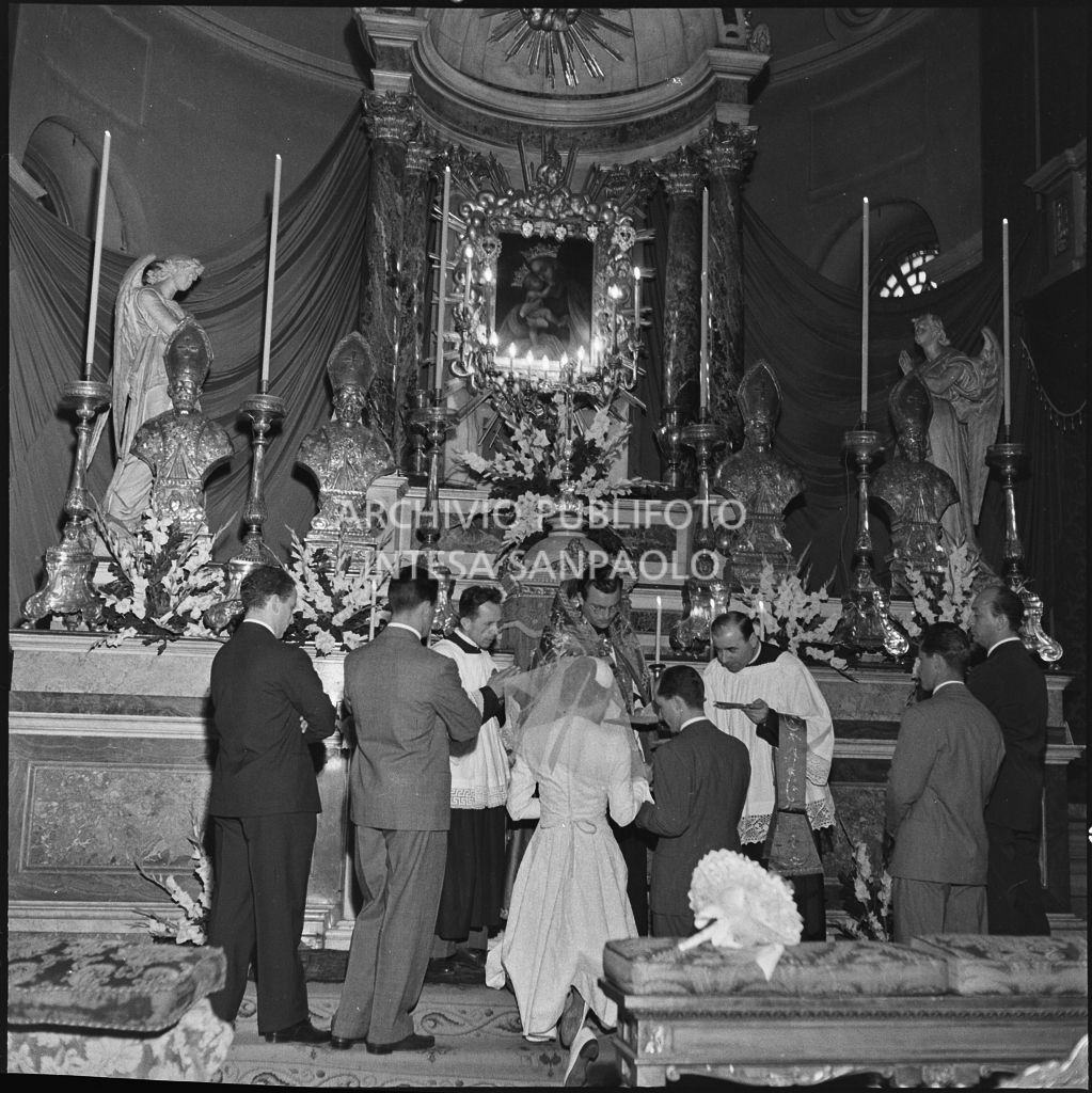 Un momento della celebrazione del matrimonio nella chiesa di San Bartolomeo, in via Moscova, a Milano<br>223001
