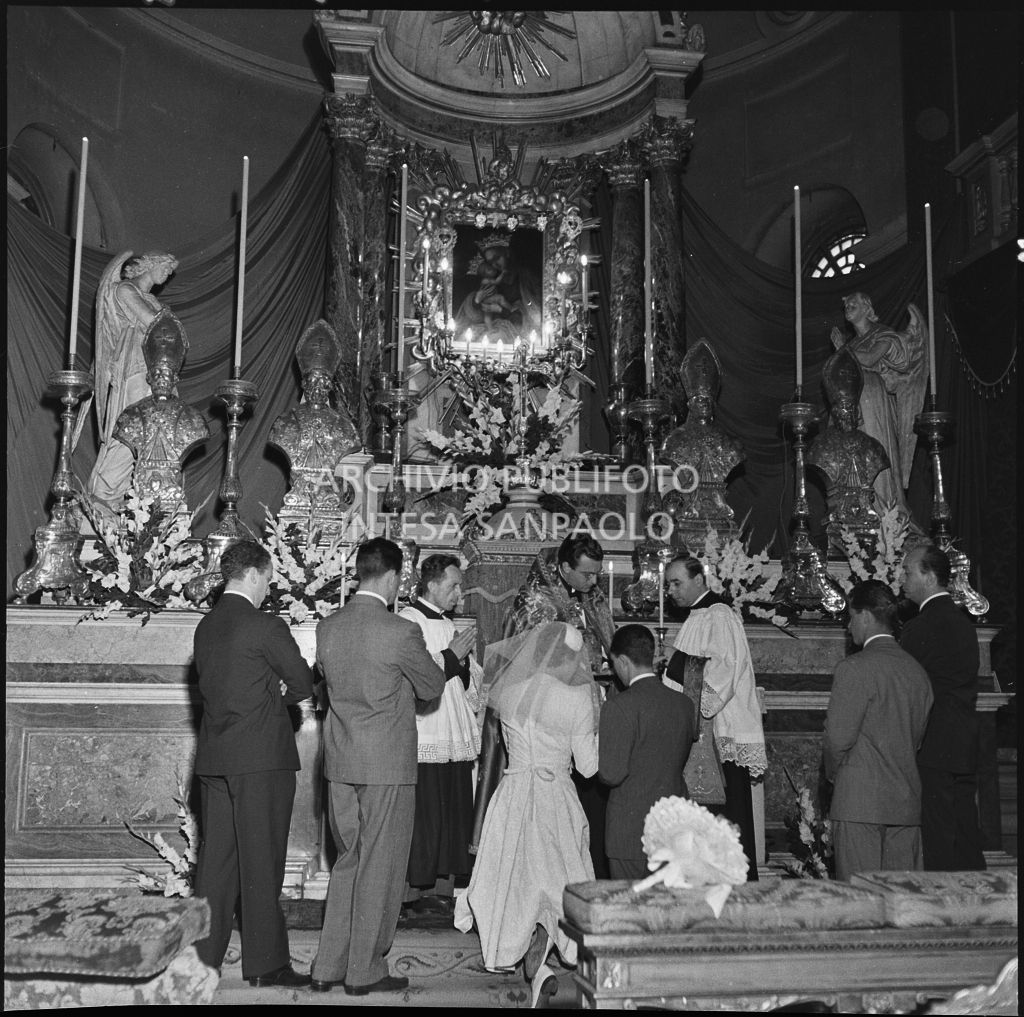 Un momento della celebrazione del matrimonio nella chiesa di San Bartolomeo, in via Moscova, a Milano<br>223002
