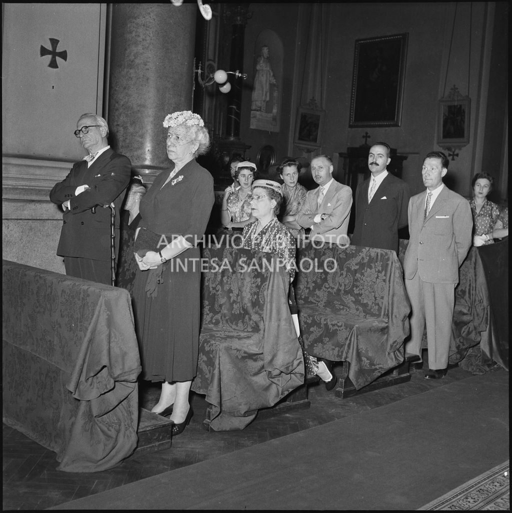 Vista sugli ospiti del matrimonio nella chiesa di San Bartolomeo, in via Moscova, a Milano<br>223004