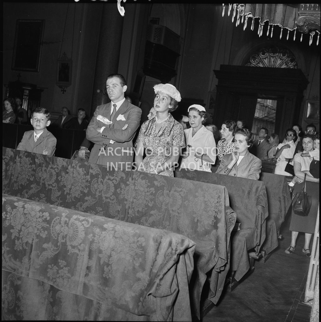 Vista sugli ospiti del matrimonio nella chiesa di San Bartolomeo, in via Moscova, a Milano<br>223005