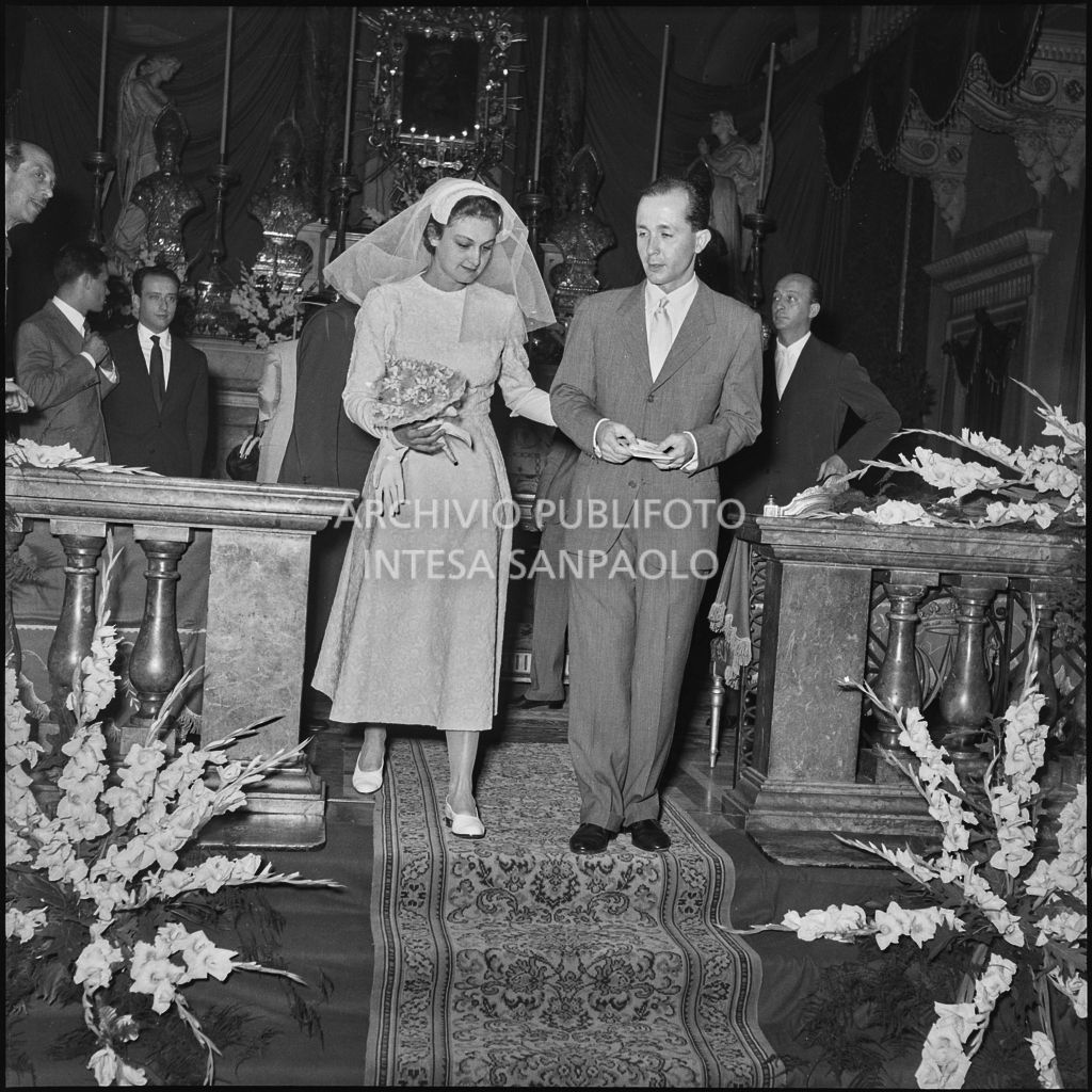 La sposa e lo sposo al termine della celebrazione nuziale nella chiesa di San Bartolomeo, in via Moscova, a Milano<br>223006