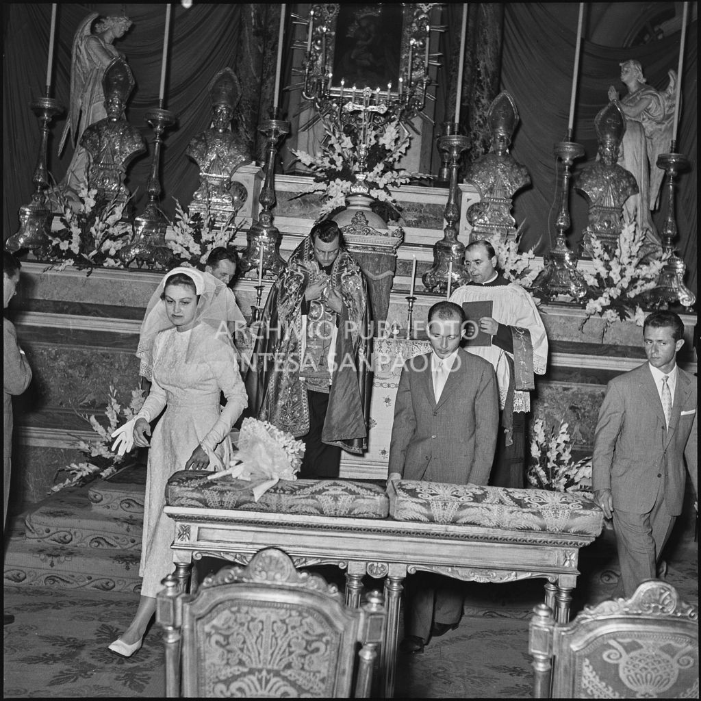 Un momento della celebrazione del matrimonio nella chiesa di San Bartolomeo, in via Moscova, a Milano<br>223007