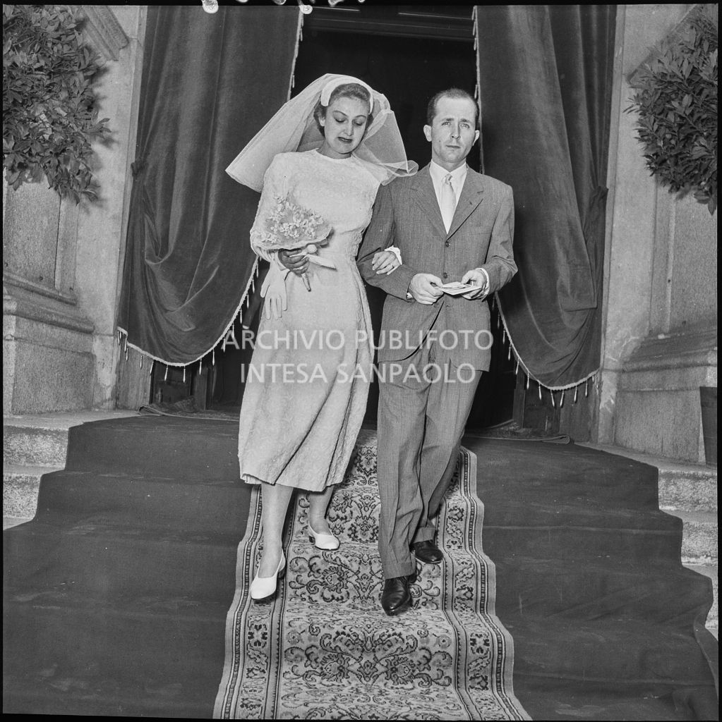 La sposa e lo sposo escono dalla chiesa di San Bartolomeo, in via Moscova, a Milano, al termine della celebrazione del matrimonio<br>223008