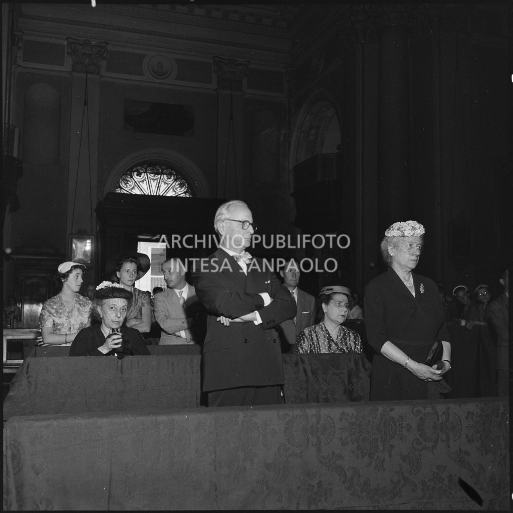 Vista sugli ospiti del matrimonio nella chiesa di San Bartolomeo, in via Moscova, a Milano<br>223009