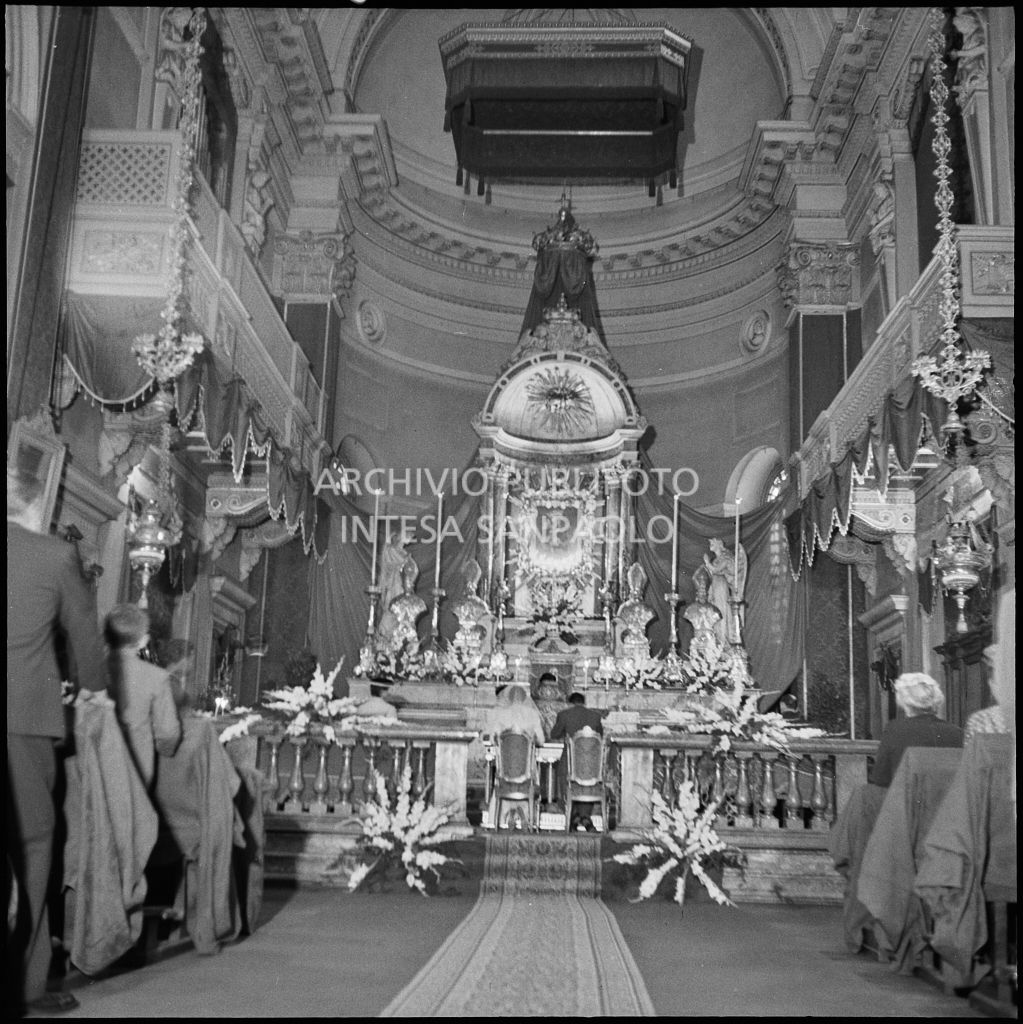 Un momento della celebrazione nuziale nella chiesa di San Bartolomeo, in via Moscova, a Milano<br>223010