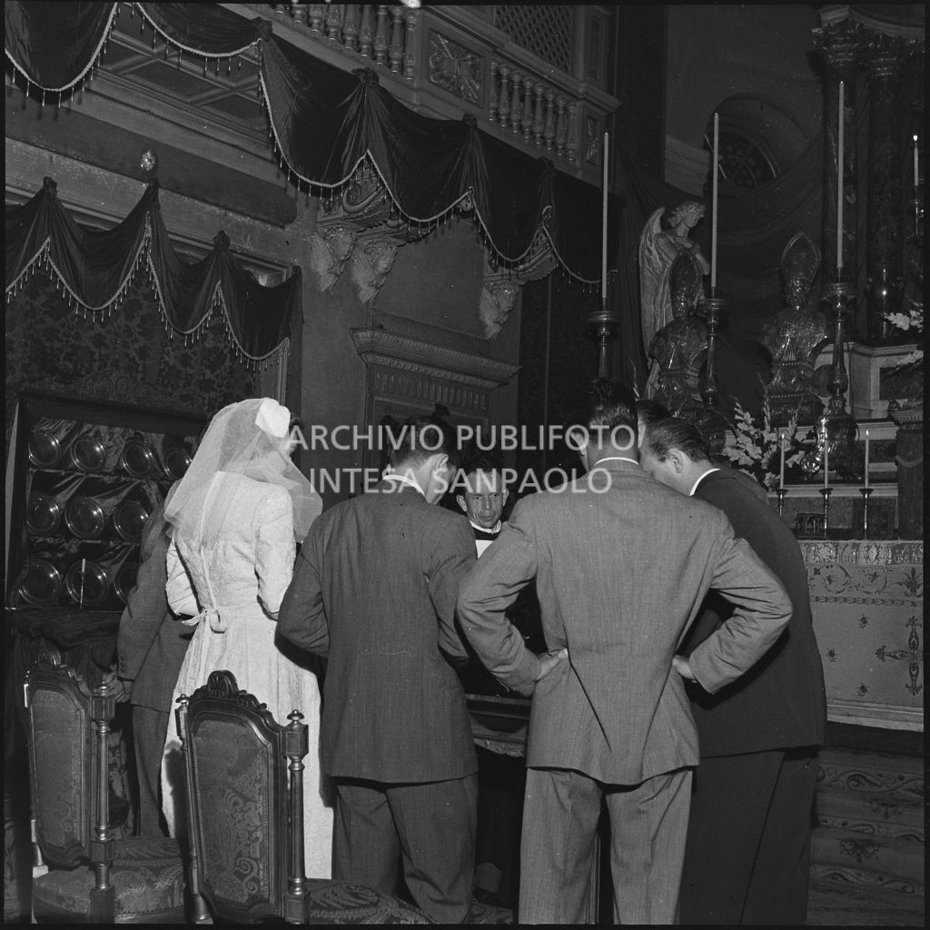 Firma del registro parrocchiale della chiesa di San Bartolomeo, in via Moscova, a Milano, al termine della celebrazione del matrimonio<br>223011