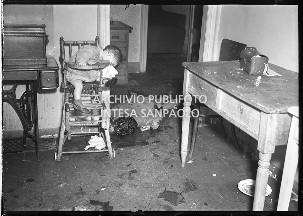 L'agghiacciante spettacolo che si presentò a Vincenzo Carrese, quando arrivò, ancora prima della polizia, nell'appartamento di via San Gregorio a Milano dove Caterina Fort aveva massacrato Franca Pappalardo, moglie del proprio amante, e i suoi tre figli<br>22485