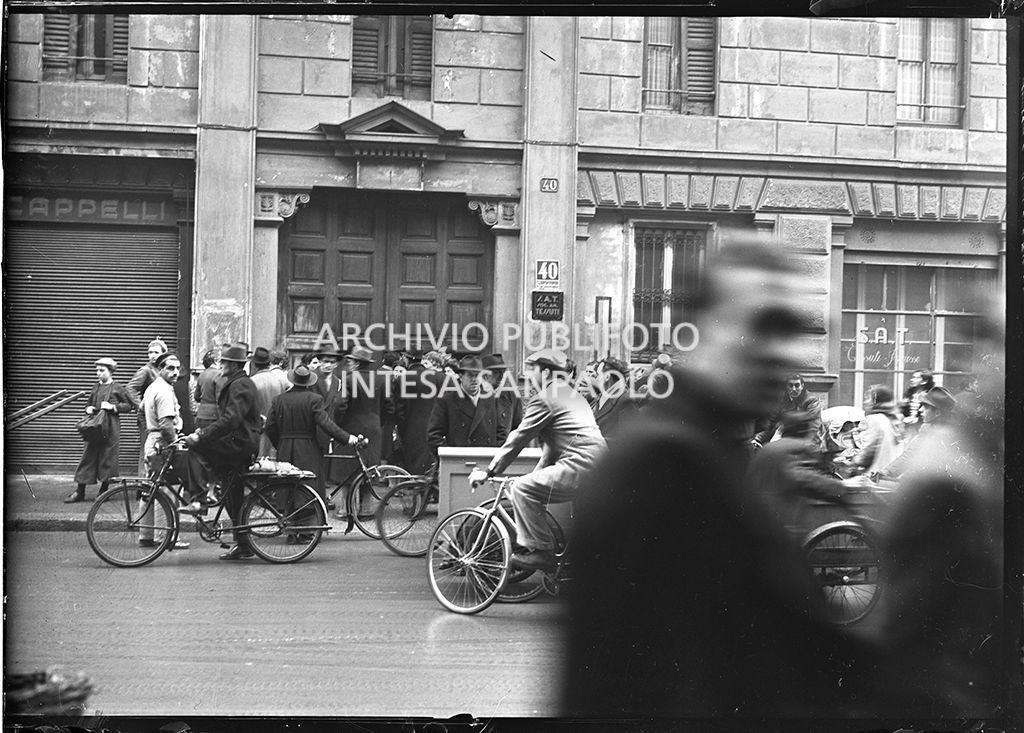 Folla di curiosi all'esterno del civico 40 di via San Gregorio a Milano, luogo del quadruplice omicidio<br>22487
