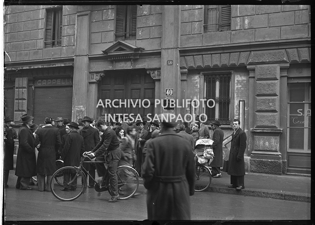 Folla di curiosi all'esterno del civico 40 di via San Gregorio a Milano, luogo del quadruplice omicidio<br>22488