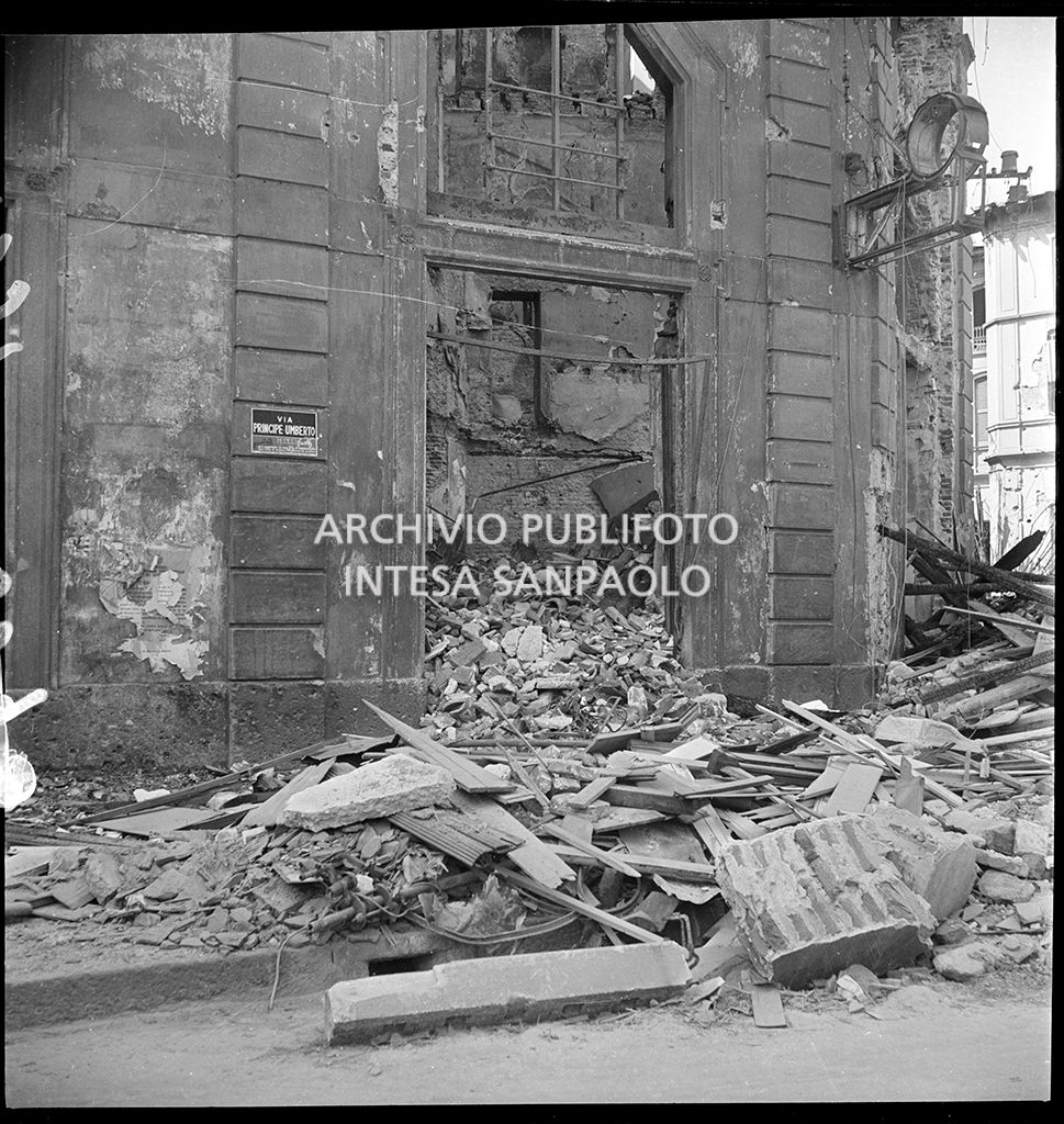 Visibile cartello segna via che indica "Via Principe Umberto" ora via Turati<br>23576