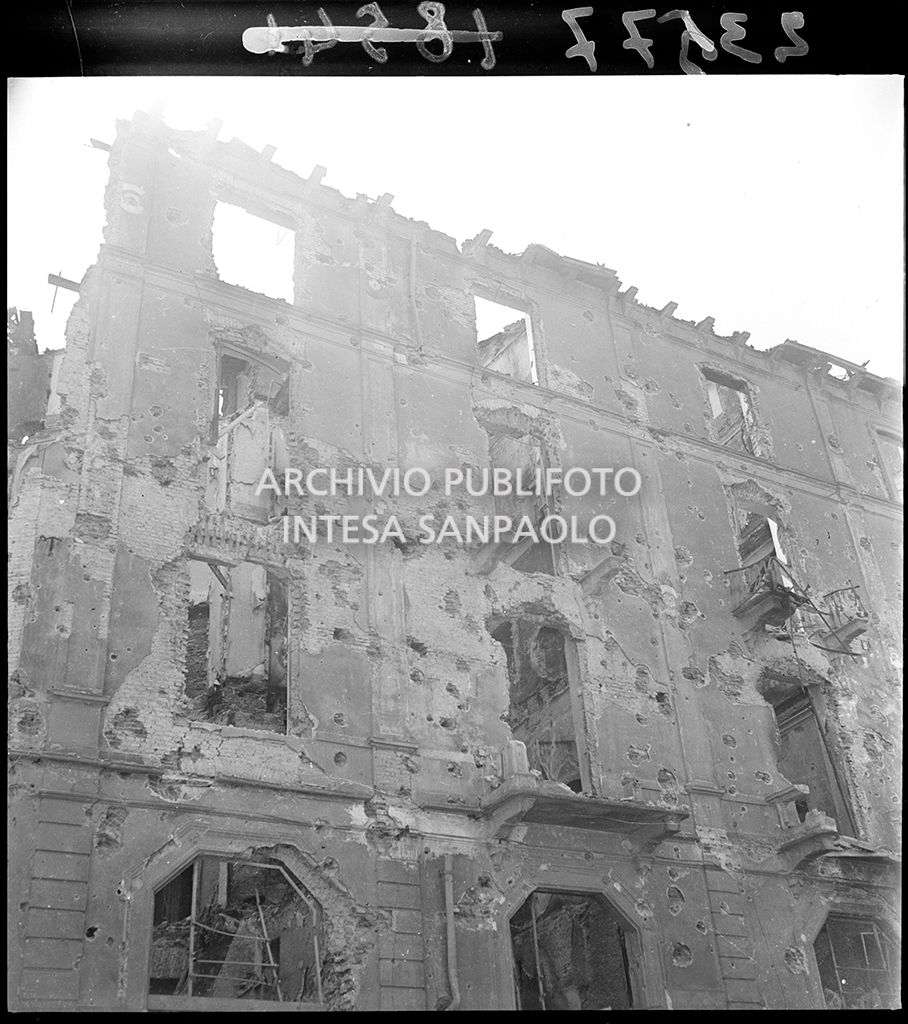Edificio all'incrocio con via Principe Umberto (ora Via Turati)<br>23577