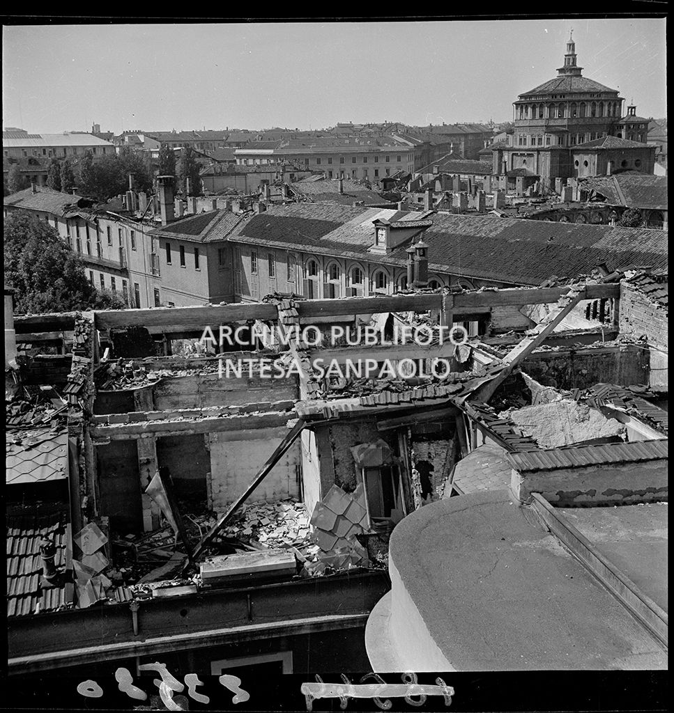 In secondo piano la cupola della basilica Santa Maria delle Grazie<br>23580