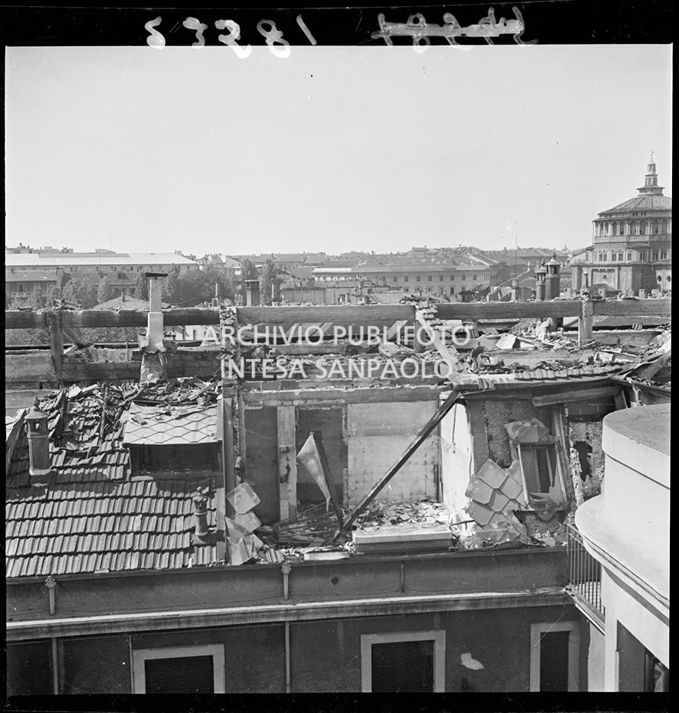 In secondo piano la cupola della basilica Santa Maria delle Grazie<br>23581