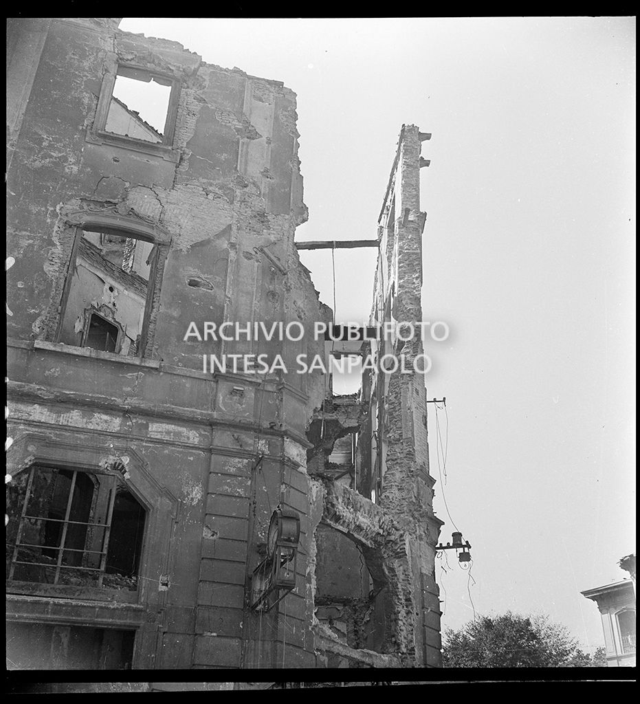 Edificio all'incrocio con via Principe Umberto (ora Via Turati)<br>23592