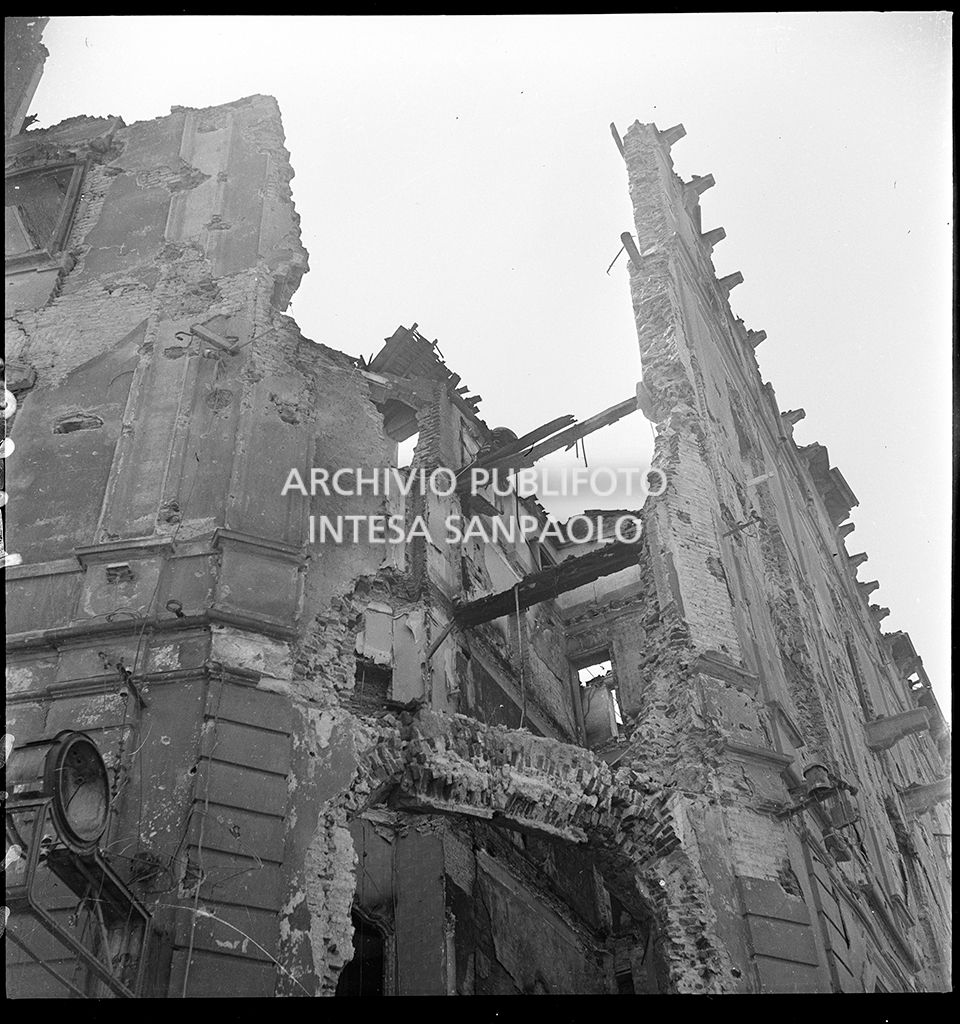 Edificio all'incrocio con via Principe Umberto (ora Via Turati)<br>23593