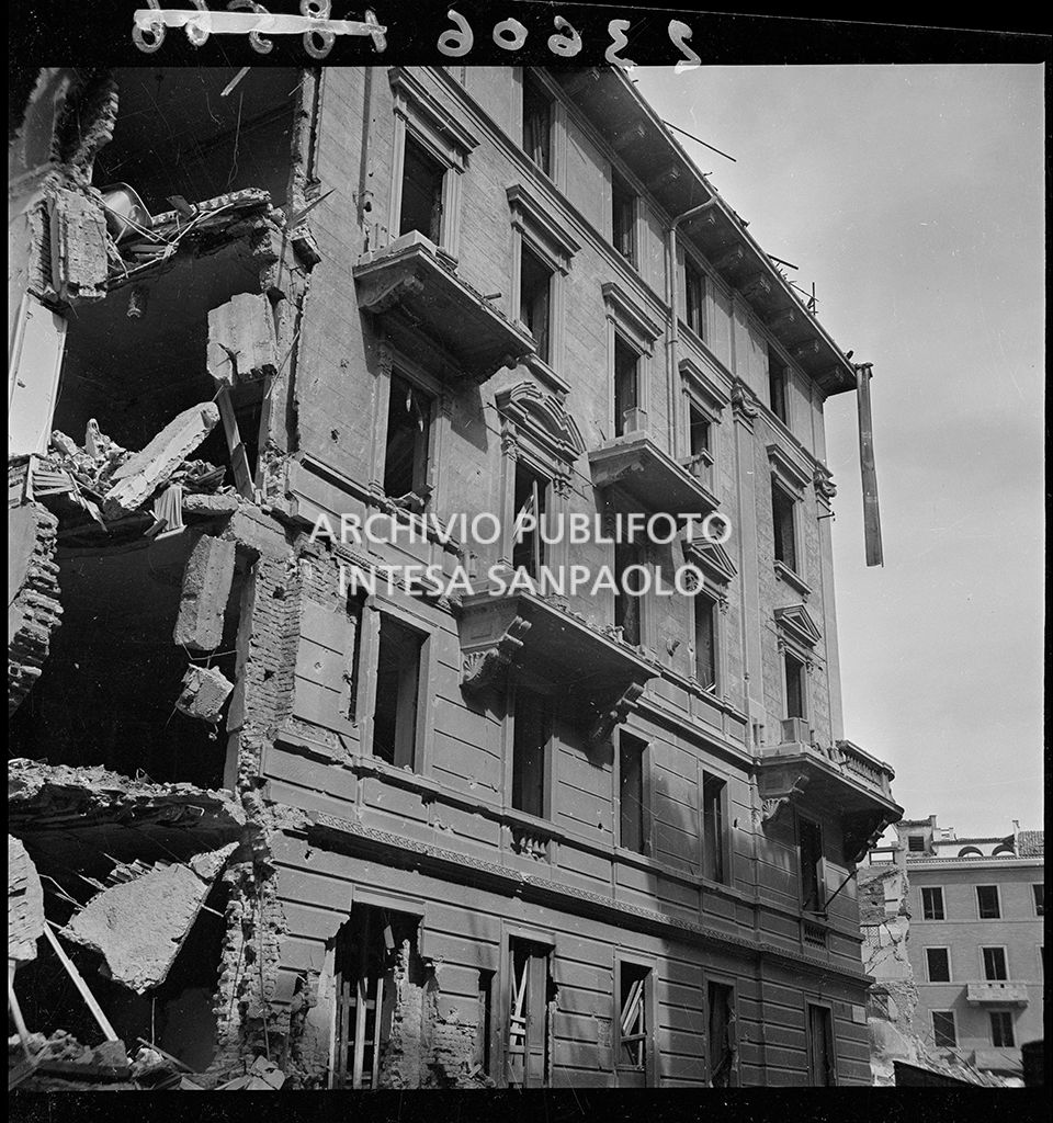 Edificio all'angolo tra via Giovanni Marradi e via Giosuè Carducci<br>23606