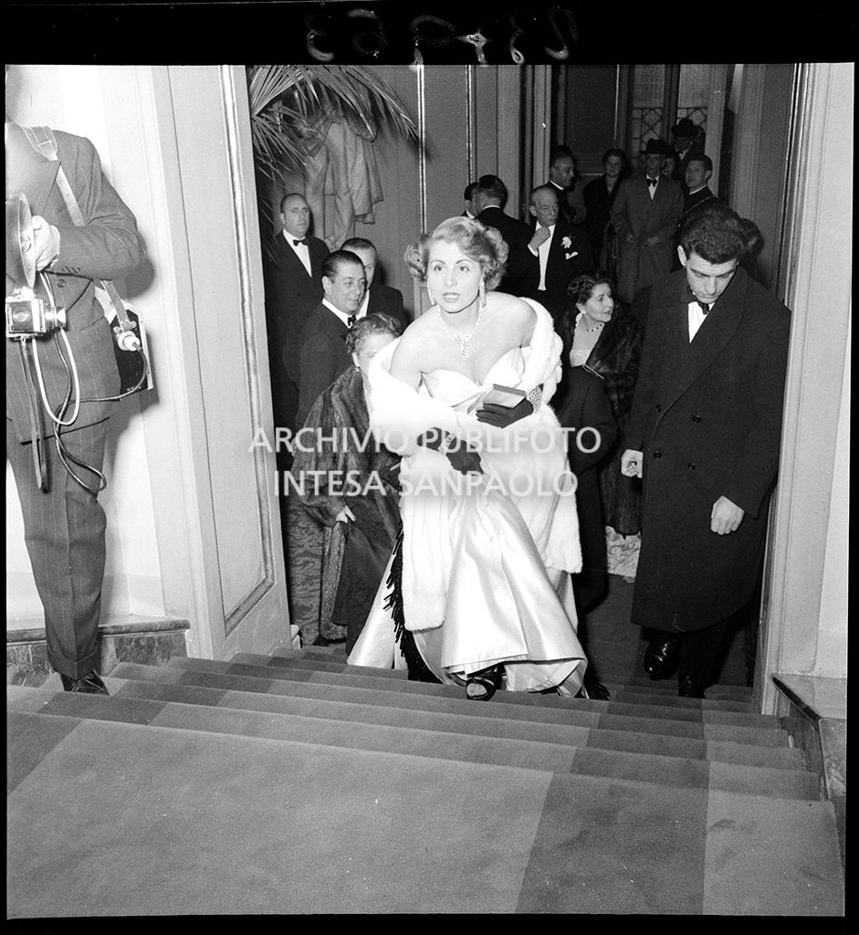 Enrica Invernizzi al Teatro alla Scala in occasione della serata inaugurale della stagione lirica 1954-1955 con l'opera "La Vestale", di Gaspare Spontini, diretta da Antonino Votto, con la regia di Luchino Visconti