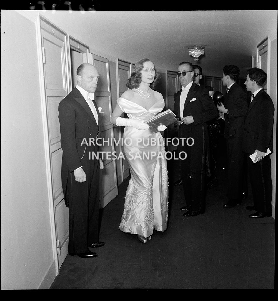 La contessa Cella al Teatro alla Scala in occasione della serata inaugurale della stagione lirica 1954-1955 con l'opera "La Vestale", di Gaspare Spontini, diretta da Antonino Votto, con la regia di Luchino Visconti