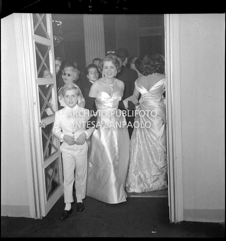 Enrica Invernizzi al Teatro alla Scala in occasione della serata inaugurale della stagione lirica 1954-1955 con l'opera "La Vestale", di Gaspare Spontini, diretta da Antonino Votto, con la regia di Luchino Visconti