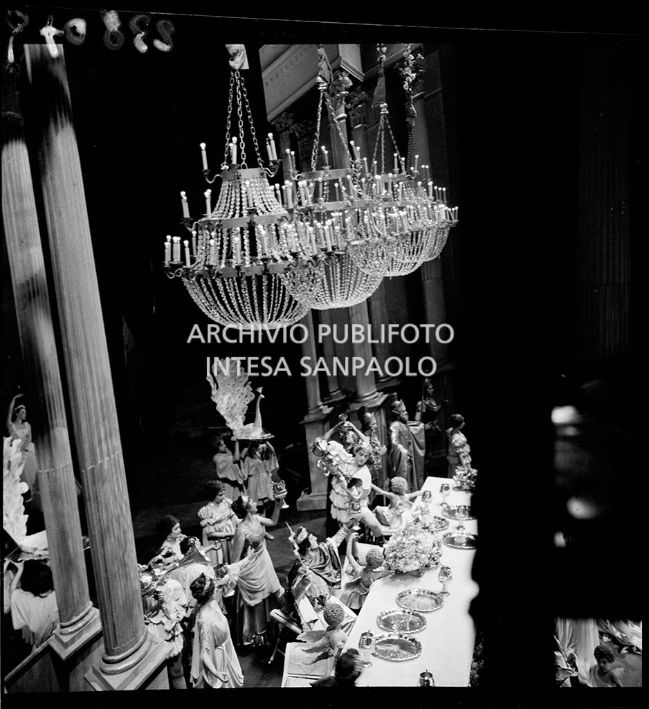 Inaugurazione della stagione lirica 1954-1955 del Teatro alla Scala con l'opera "La Vestale", di Gaspare Spontini, diretta da Antonino Votto, con la regia di Luchino Visconti