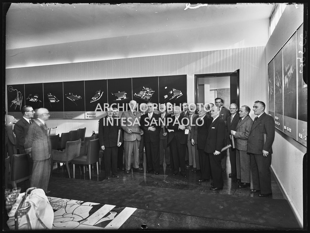 Foto di gruppo in occasione della cerimonia di premiazione degli anziani da parte della LaneRossi, svoltasi a Milano<br>239566