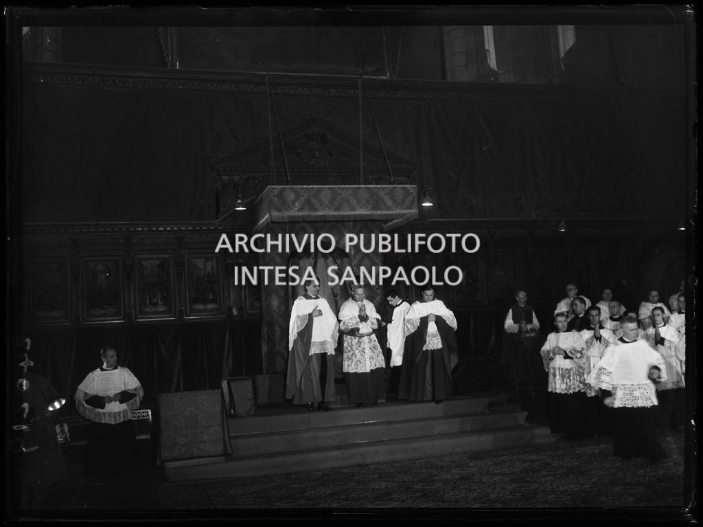 Il vicario capitolare di Milano Domenico Bernareggi nel Duomo di Milano in occasione della presa di possesso della diocesi milanese a nome dell'arcivescovo Giovanni Montini<br>240219