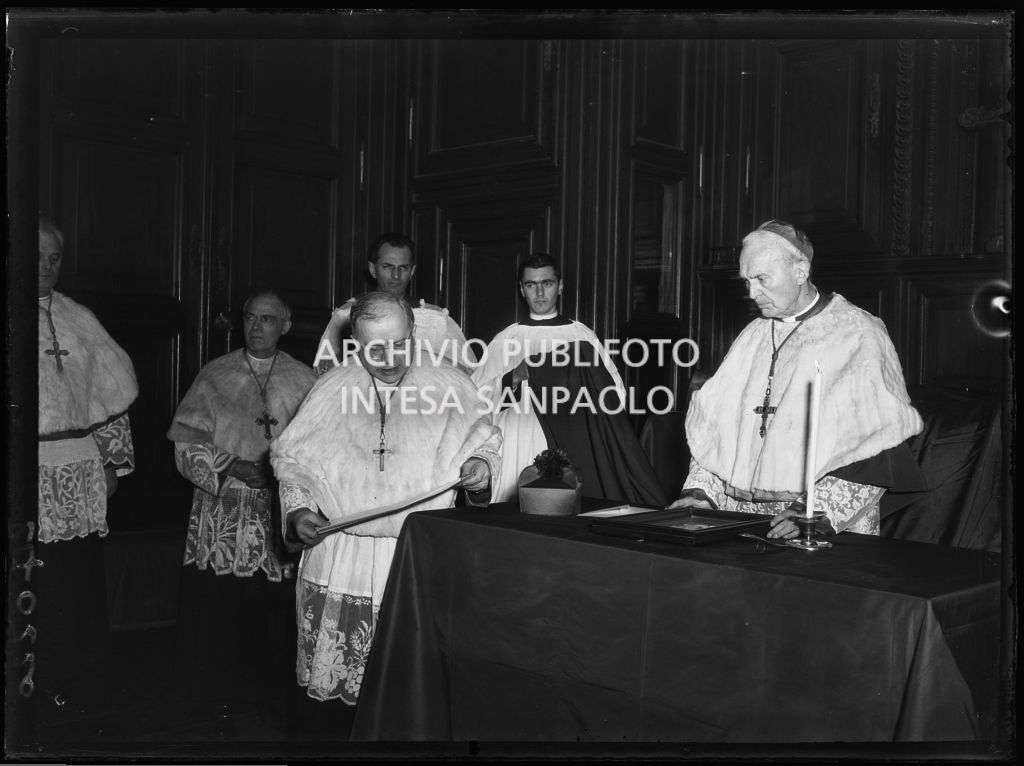 Il vicario capitolare di Milano Domenico Bernareggi nel Duomo di Milano in occasione della presa di possesso della diocesi milanese a nome dell'arcivescovo Giovanni Montini<br>240220