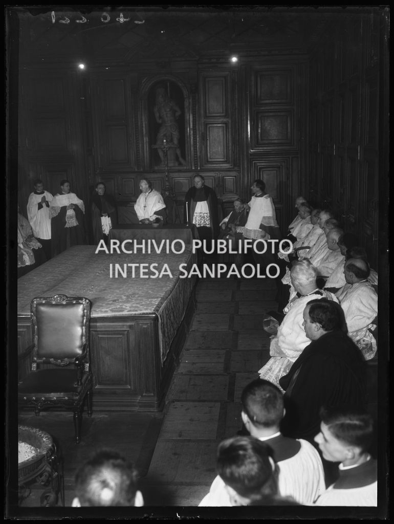 Il vicario capitolare di Milano Domenico Bernareggi nella sagrestia del Duomo di Milano in occasione della presa di possesso della diocesi milanese a nome dell'arcivescovo Giovanni Montini<br>240221