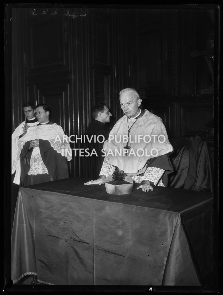 Il vicario capitolare di Milano Domenico Bernareggi nella sagrestia del Duomo di Milano in occasione della presa di possesso della diocesi milanese a nome dell'arcivescovo Giovanni Montini<br>240223