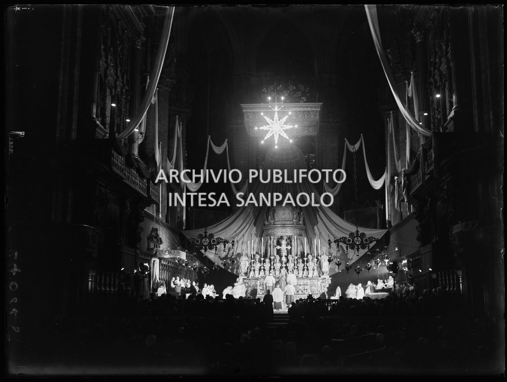 L'altare del Duomo di Milano addobbato in occasione della presa di possesso della diocesi milanese da parte del vicario capitolare di Milano Domenico Bernareggi a nome dell'arcivescovo Giovanni Montini<br>240225