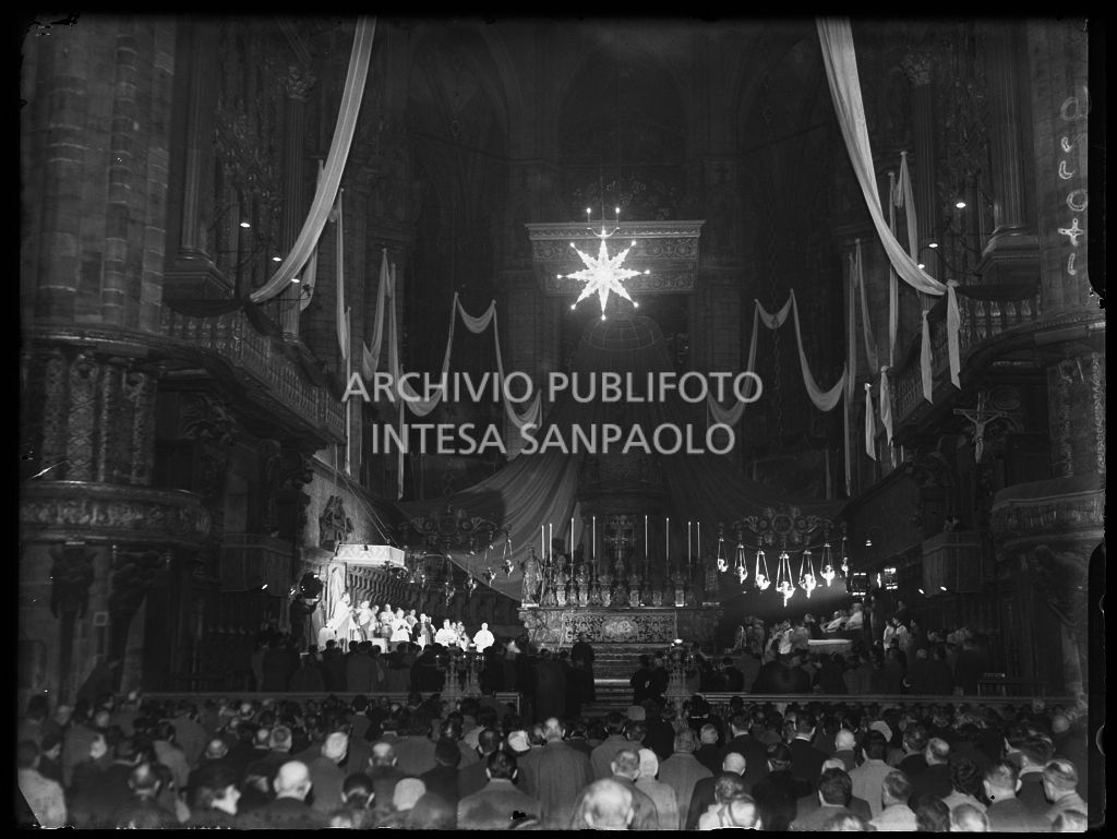 L'altare del Duomo di Milano addobbato in occasione della presa di possesso della diocesi milanese da parte del vicario capitolare di Milano Domenico Bernareggi a nome dell'arcivescovo Giovanni Montini<br>240226