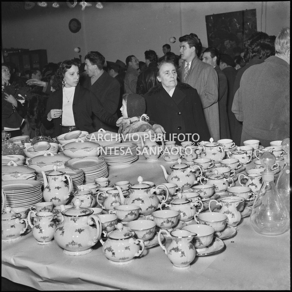 Alcuni premi estratti durante la festa dell'Istituto di vigilanza Metronotte organizzato al CRAL di via Tommaso Salvini a Milano<br>240228