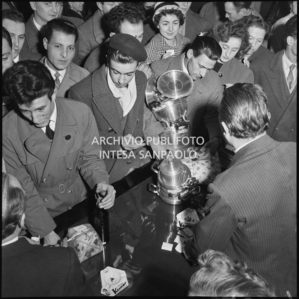 Ritiro dei premi estratti durante la festa dell'Istituto di vigilanza Metronotte organizzato al CRAL di via Tommaso Salvini a Milano<br>240229