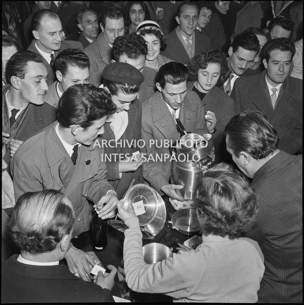 Ritiro dei premi estratti durante la festa dell'Istituto di vigilanza Metronotte organizzato al CRAL di via Tommaso Salvini a Milano<br>240230