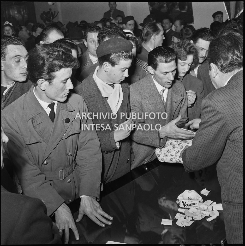 Ritiro dei premi estratti durante la festa dell'Istituto di vigilanza Metronotte organizzato al CRAL di via Tommaso Salvini a Milano<br>240231