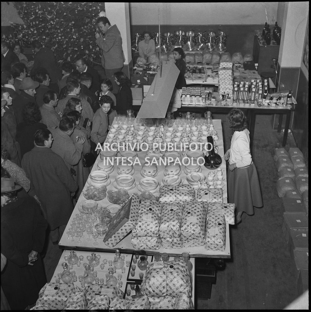 Premi estratti durante la festa dell'Istituto di vigilanza Metronotte organizzato al CRAL di via Tommaso Salvini a Milano<br>240232