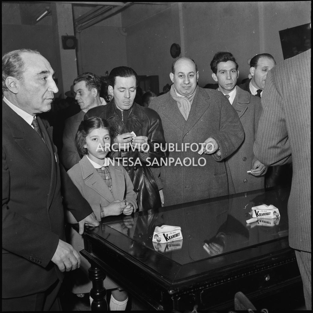 Ritiro dei premi estratti durante la festa dell'Istituto di vigilanza Metronotte organizzato al CRAL di via Tommaso Salvini a Milano<br>240235