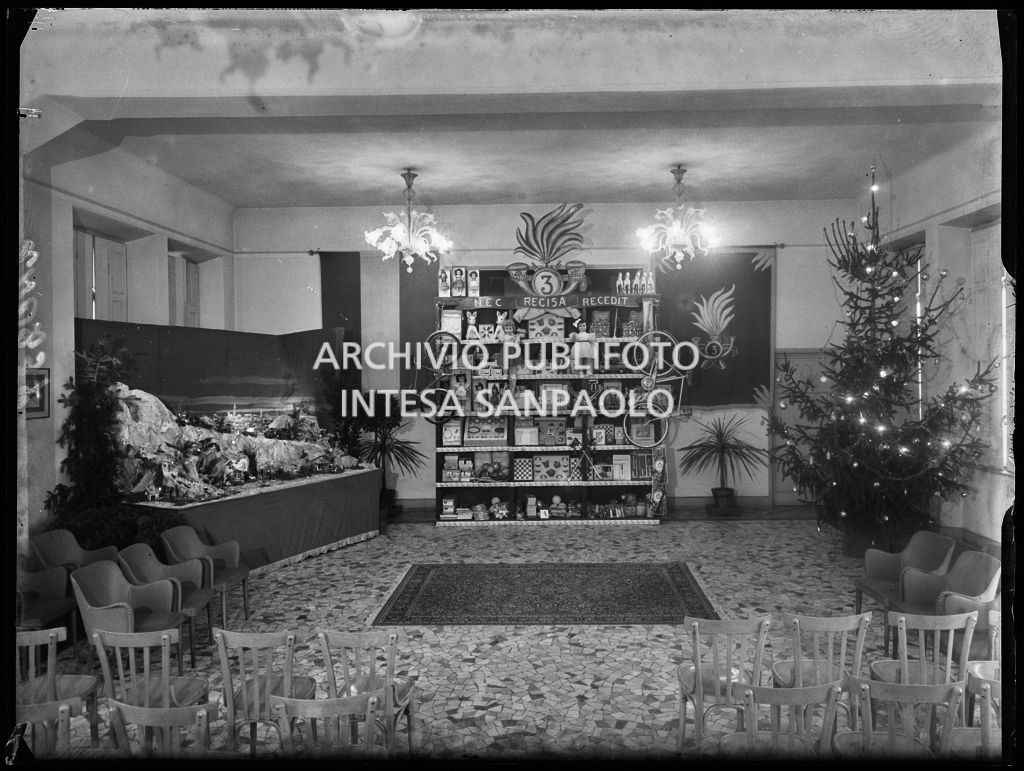 Doni per i figli dei finanzieri alla caserma della Guardia di Finanza di via Melchiorre Gioia a Milano<br>240237