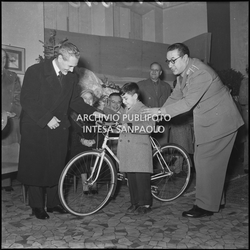 Il ministro delle Finanze Roberto Tremelloni (a sinistra) presenzia alla consegna dei regali ai figli dei finanzieri nella caserma della Guardia di Finanza di via Melchiorre Gioia a Milano<br>240240