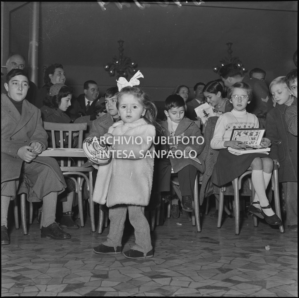 Consegna dei regali ai figli dei finanzieri nella caserma della Guardia di Finanza di via Melchiorre Gioia a Milano<br>240241