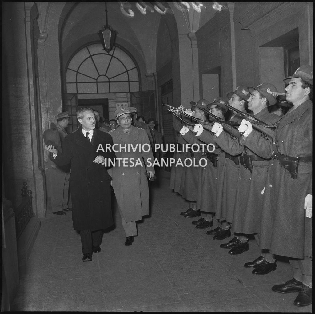 Arrivo del ministro delle Finanze Roberto Tremelloni alla caserma della Guardia di Finanza di via Melchiorre Gioia a Milano per la consegna dei regali ai figli dei finanzieri<br>240243