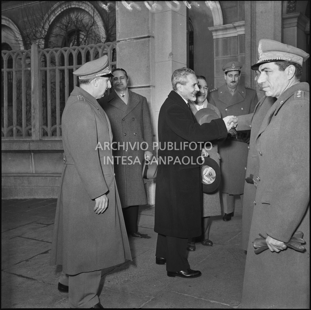 Arrivo del ministro delle Finanze Roberto Tremelloni alla caserma della Guardia di Finanza di via Melchiorre Gioia a Milano per la consegna dei regali ai figli dei finanzieri<br>240244